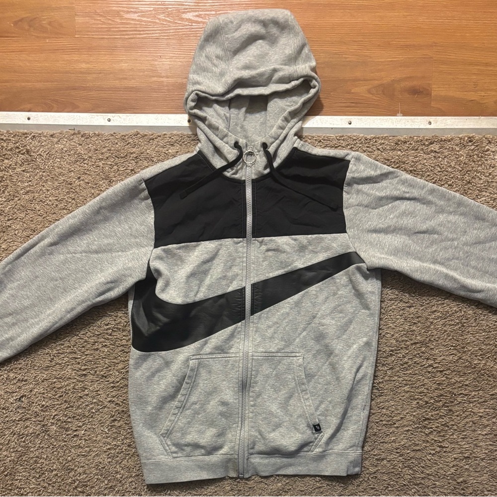 Nike Men’s Sm Grey Full Zip Hoodie with Black Swoosh Drawstring Hood